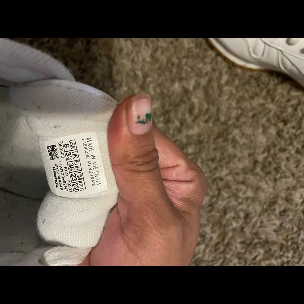 Great condition. Clean Reebok classics. - Picture 3 of 4